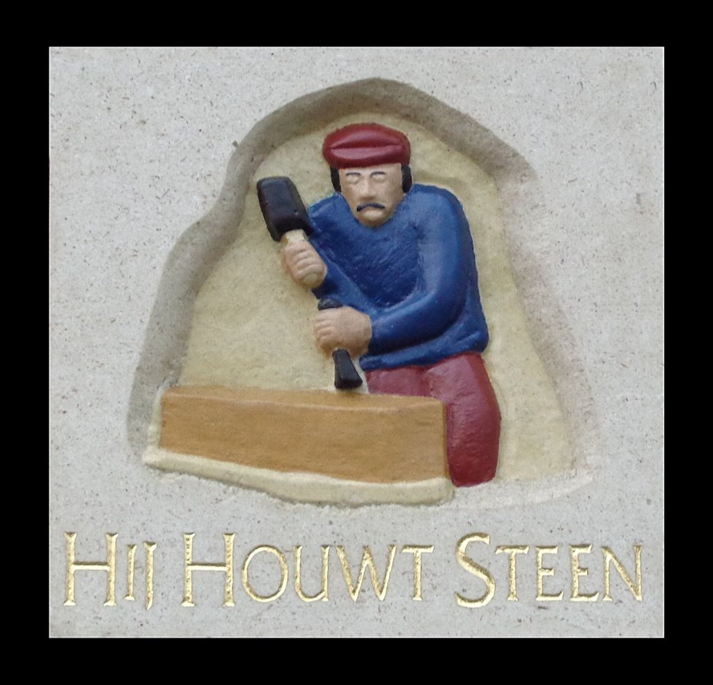 Kleine gevelsteen op maat met tekst en figuur