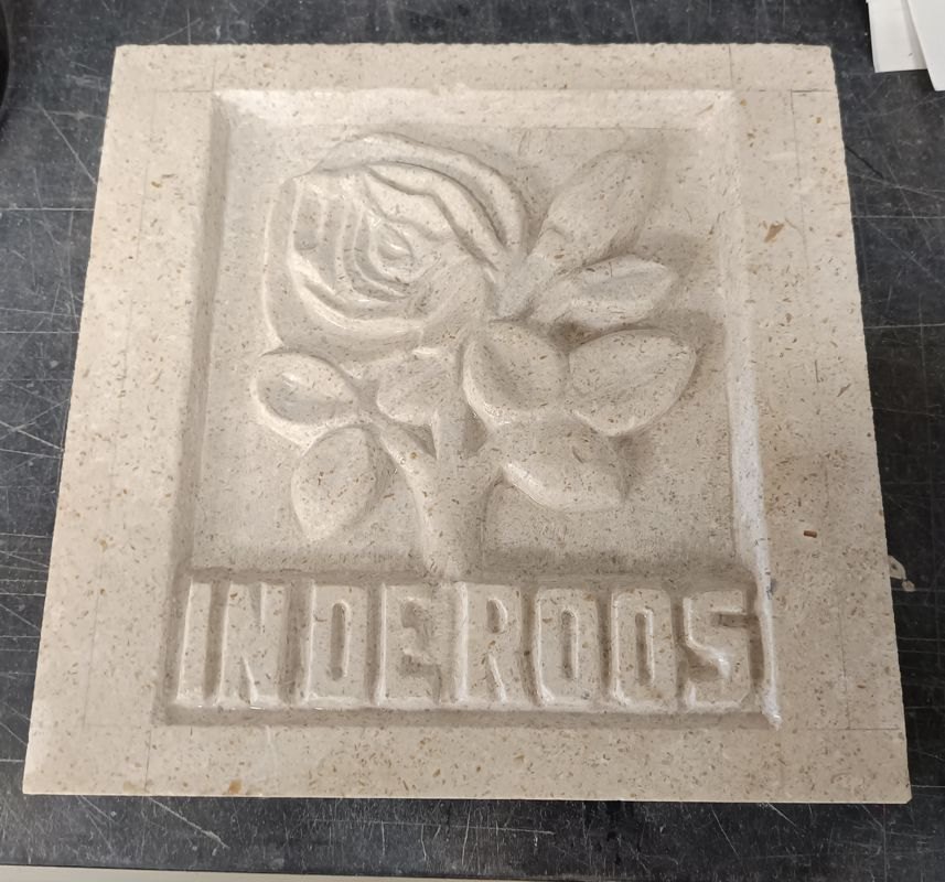 Gevelsteen In de Roos in ongekleurd reliëf, nog voor de polychromie