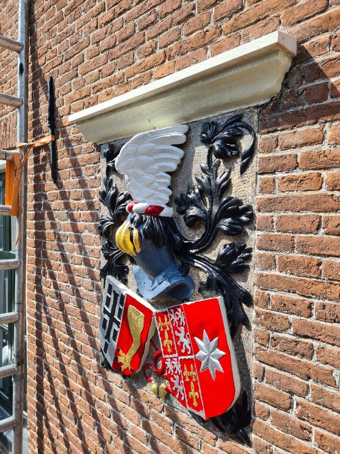 Detail van de gerestaureerde gevelsteen na herstel